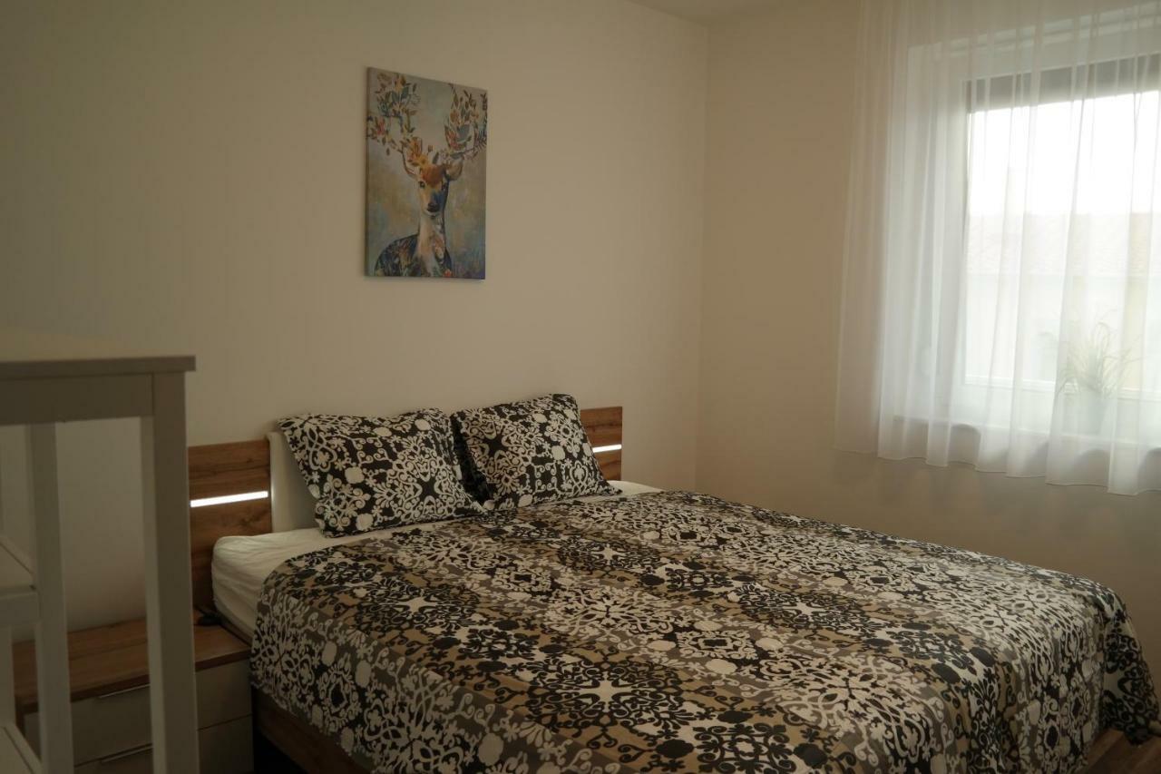 Holiday Apartman With Free Parking Gyor Ngoại thất bức ảnh